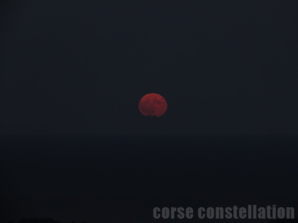 Lune de sang  du 26/08/2018 juste au dessus des sommets de l'île de Montecristo 
